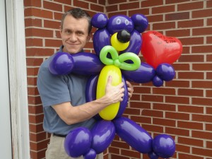 Greenville balloon twister makes big balloon bear